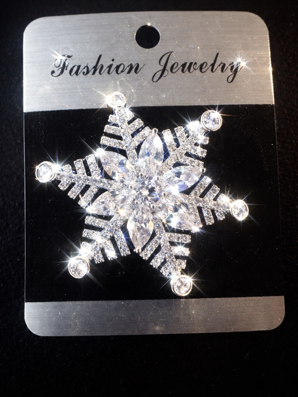 Fashion Jewelry Crystal Snowflake Brooch in Sparkling Clear